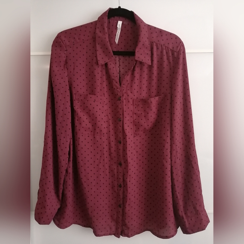Mousseline blouse witha rich red color and black polka dots